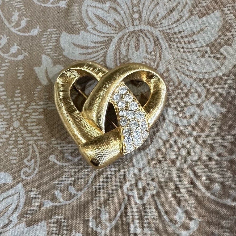 Monet HEART Brooch Vintage Pin Brushed Gold Tone Rhinestone Crystal Accent 1.25"
